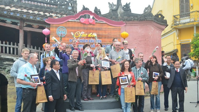 Cérémonie d’accueil des premiers touristes étrangers de 2014 ont lieu dans plusieurs villes - ảnh 3